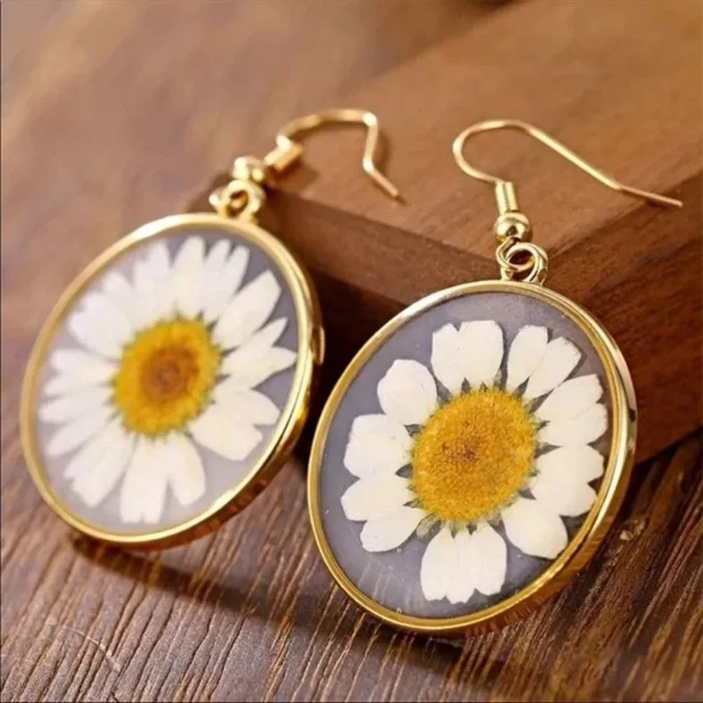 “Daisy Sundays” Real Flower Gold Circle Pendant Bohemian Hippie Plant Earrings - Picture 1 of 5